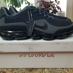 Brand new in box 2018 men's Nike Airmax size 11